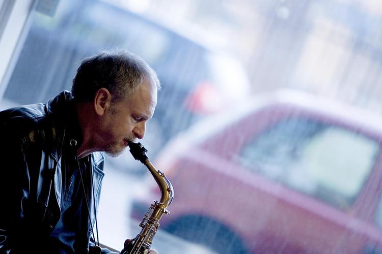 Multi saxofonisten Jens Søndergaard spiller swingende jazznumre med den svenske guitarist Bjarne Roupé og bassisten Lasse Lundstrøm kl. 19.30 i aften. Pr-foto