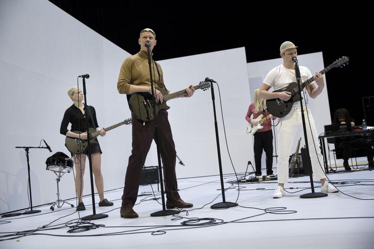 Ibyen interviewer instruktør Christian Lollike, som iscenesætter forestillingen '68', der er et stykke musikteater båret af en perlerække af numrene fra 1968. Louise Herrche Serup/POLFOTO