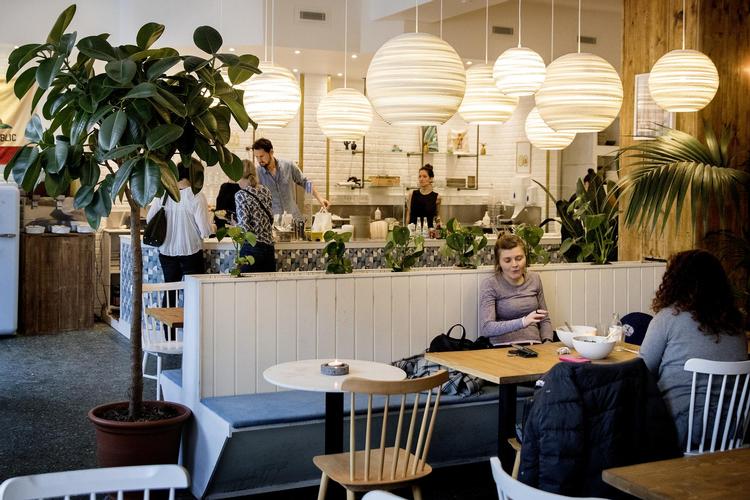 Hos California Kitchen kan man få stillet sulten med en skål fuld af sund fastfood. 


 Finn Frandsen/POLFOTO