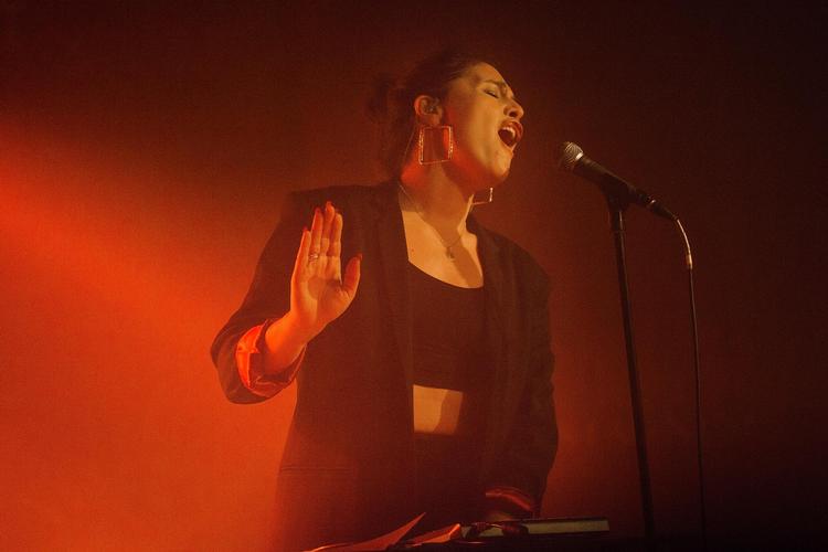 Quiet please. Da den engelske popstjerne Jessie Ware for nylig besøgte Vega, var der en mand til stede, der ikke kunne tie stille. Det var ugens klummeskribent ikke helt tilfreds med.  Arkivfoto: Simon Fals/POLFOTO