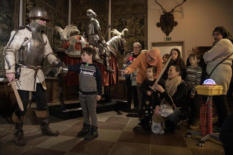 En ridder på Nationalmuseet bliver pludselig spillevende, når børnene trykker på en kedsomhedsknap. Peter Hove Olesen