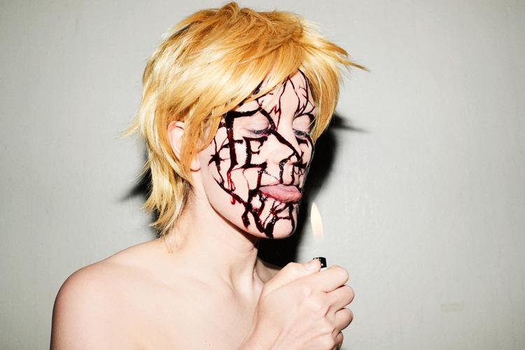 Det kom som et elektronisk lyn fra en klar himmel, da Fever Ray i oktober pludselig udgav albummet 'Plunge'. Det er det første Fever Ray-album siden 2009. Martin Falck 