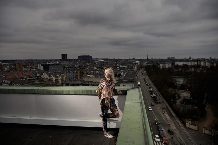  Mette Lindberg er blevet fotograferet på taget af den bygning, ArtPeople ligger i. »Man oplever jo mest København ved at se op på bygninger, men der sker noget helt særligt, når man pludselig ser ud over byen. Heroppe bliver jeg ekstra forundret over, hvor smuk byen er. Det er en lille by, som rummer så meget historie«, siger sangeren.  Peter Hove Olesen/POLFOTO