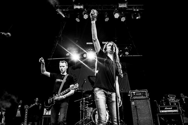 Lars Evers trækker på den nordiske mytologi, når han skriver Bersærks tekster, der leveres af forsanger Casper Popp. Først da teksterne blev på dansk, faldt stemme og udtryk i hak for Bersærk.  Marika Hyldmar