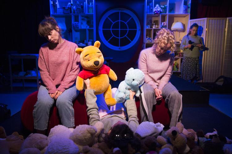 Alle nybagte mødre har prøvet det. Når de har født, bliver de tilbudt deres livs nok første arrangerede venskab, mødregruppen. Og det er ikke det eneste, der bliver arrangeret rundt om dem. Også alle rådene, meningerne og fordommene om moderskab står i kø, fra man bliver gravid.  Louise Herrche Serup