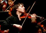 Joshua Bell, der for ti år siden forklædte sig og spillede en times koncert i metroen i Washington, spiller to koncerter i Koncerthuset.   Chris Lee