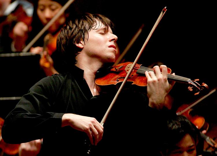 Joshua Bell, der for ti år siden forklædte sig og spillede en times koncert i metroen i Washington, spiller to koncerter i Koncerthuset.   Chris Lee