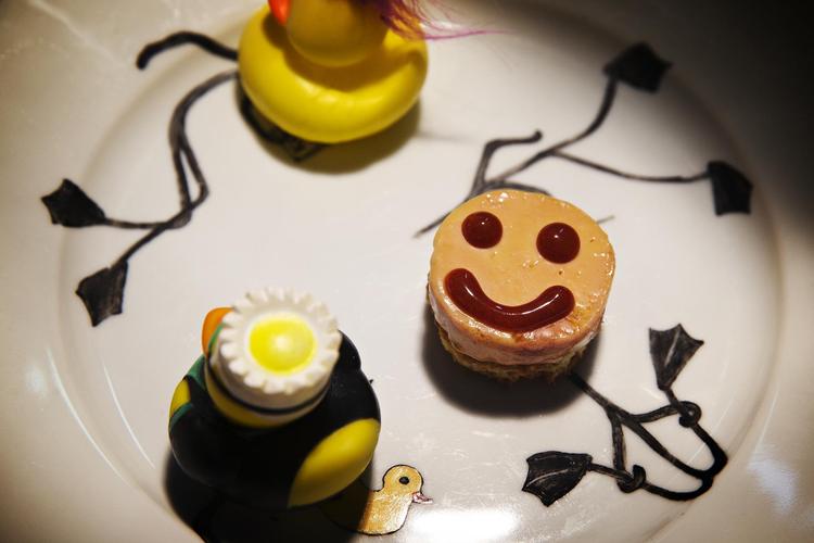 Restaurantens signaturret er en foie gras-terrine med en smiley af hybenrosemarmelade på toppen, så det ligner en forvokset ecstacypille. Serveret med to badeænder. Bare fordi. Martin Lehmann