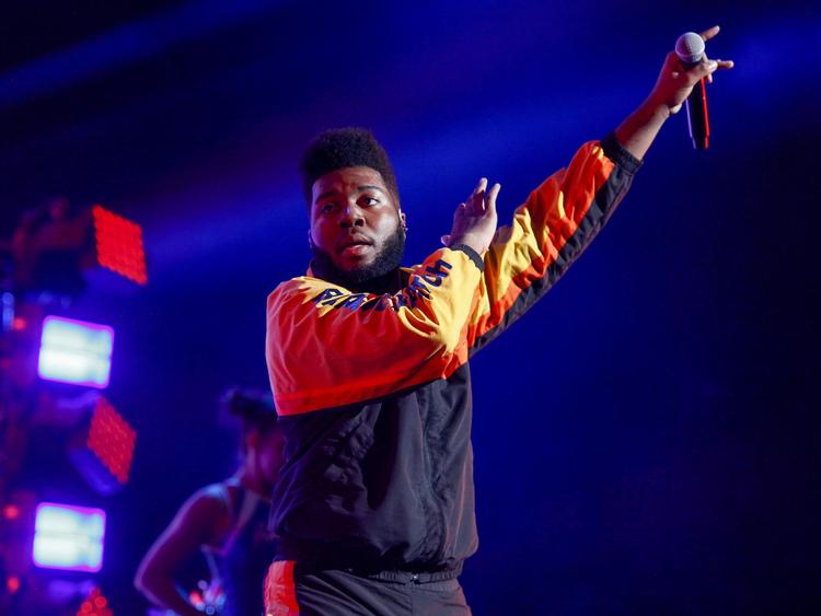 Han er måske nok stadig ung og dum, men helt på røven er han ikke mere. Til sommer gæster den amerikanske teenage-sanger Khalid Roskilde Festival.  Pr-foto/AP
