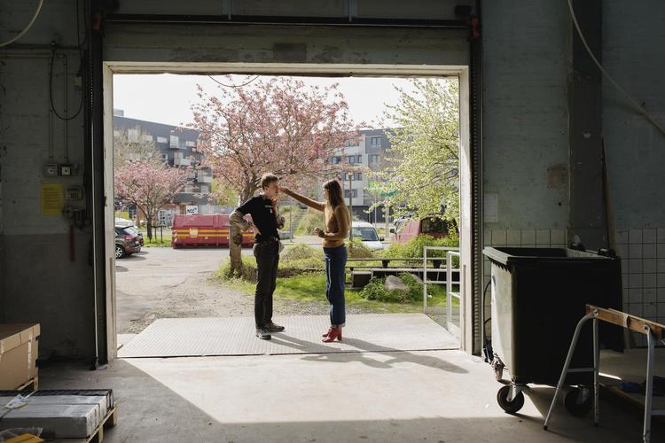 Kulturdouoen og søskendeparret Weile Kjær har stået for stort set alt forud for udstillingen Alt_Cph, fundraising, budgetstyring, invitation af kunstnere og opbygningen af hallen. Emma Line Sejersen