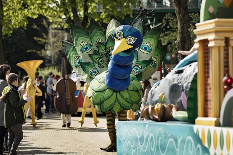 Optogstur.  Jubilæumsparaden  kører gennem Tivoli første gang på  lørdag klokken 18. I pinsen kører den  to gange dagligt, klokken 15 og 18.  Ellers en gang hver dag bortset fra  fredage indtil september.   Pr-foto Tivoli
