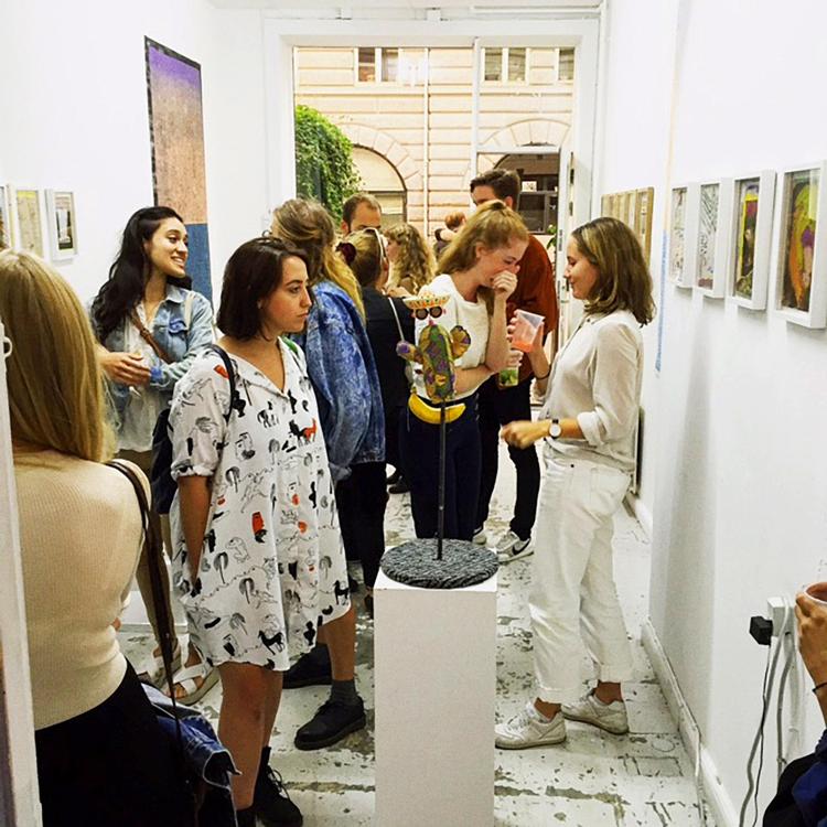  Performere, tekstilarbejdere, lydkunstnere og fotografer er gået sammen om udstillingen ’Smudge Cleanse’, der løber fra fredag til på søndag.  Pr-foto, Galleri Kvit