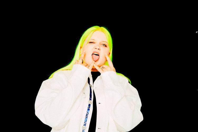 Alma har fundet en vej uden om plastikken i popmiljøet, og verden har fået en punket popstjerne med finsk DNA.  