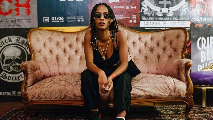 Hun mestrer at blande forskellige genrer og så giver nogle af hendes sange associationer til blandt andre Erykah Badu.  Pr-foto