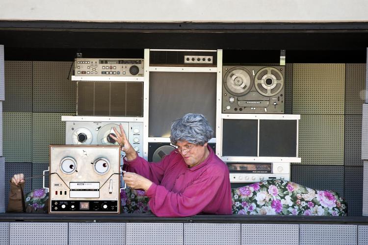 Der er både grin og gys på programmet, når det lille dukketeater i Kongens Have hylder Else Marie Pade.
 Finn Frandsen 