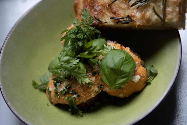 Hey, Darling 
satser højt på kødboller, men snubler i tykke lag af sovs, der tager al smager fra farskuglerne.  Peter Hove Olsen 