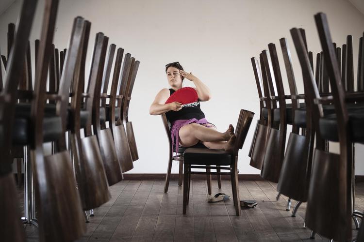 Café Cire i Valby ligger 20 minutter på cykel fra Indre By, men for Emilie Molsted føles det, som om cafeen ligger 100 kilometer fra den indre del af København. Og det er netop derfor, hun elsker at drikke sin Jacobsen-fadøl lige præcis her.  Peter Hove Olesen