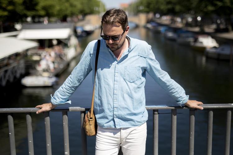 Christianshavns Bådudlejning er musikeren Peter Sommers stamsted, hvor han gerne kommer både dag og aften. Ellers tilbringer han sommeren med at bade og spise »alt for dyre is« - gerne sammen med sin familie.   Louise Herrche Serup /POLFOTO