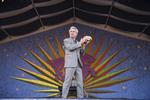 Hvordan gør man en tom scene synlig? »Man må på en eller anden måde indhegne den«, siger David Byrne om sit nye projekt, så man ikke kan se alt grejet ude i kulissen. Amy Harris/AP