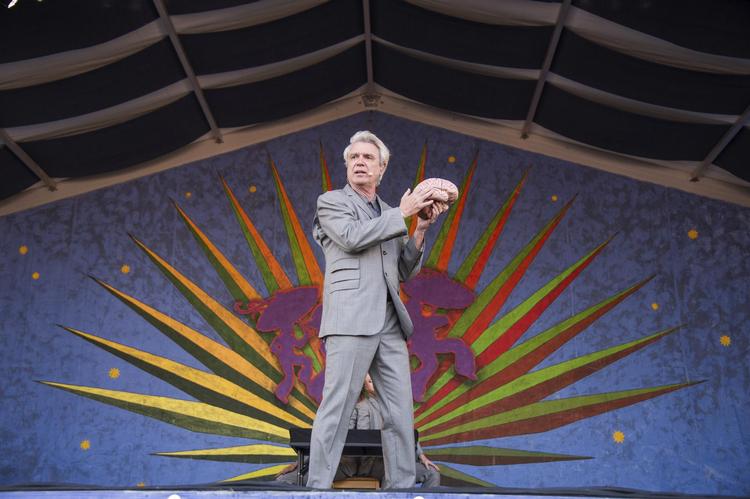 Hvordan gør man en tom scene synlig? »Man må på en eller anden måde indhegne den«, siger David Byrne om sit nye projekt, så man ikke kan se alt grejet ude i kulissen. Amy Harris/AP