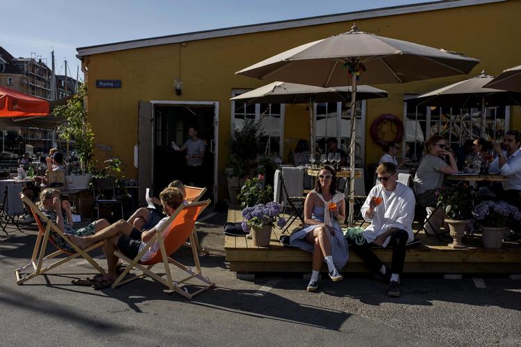 På Christianshavn er den italienske restaurant Undici for nyligt åbnet, og stedet reklamerer livligt med sin store Aperol-terrasse.  Maud Lervik/POLFOTO