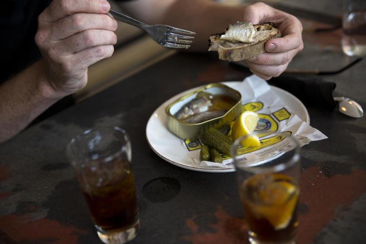 Makrel i olivenolie og en vermouth ved navn Otto er nogle af de solide indslag hos Paloma.  Louise Herrche Serup