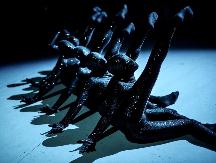 Kenth Fredin har skabt de sorte paillet-heldragter, der skjuler dansernes ansigt og lader kroppen være i fokus. Pr-foto