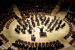 Det altid en helt særligt begivenhed at få besøg af Barenboim og hans West-Eastern Divan Orchestra. For det første fordi orkestret er helt eminent og for det andet fordi historien bag orkestret er dybt sympatisk. Klaus-Dietmar Gabbert/picture-alliance/dpa/AP Images