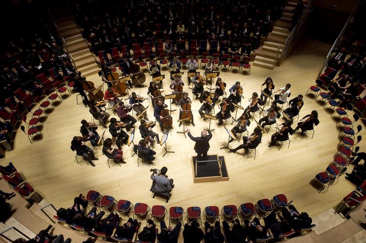 Det altid en helt særligt begivenhed at få besøg af Barenboim og hans West-Eastern Divan Orchestra. For det første fordi orkestret er helt eminent og for det andet fordi historien bag orkestret er dybt sympatisk. Klaus-Dietmar Gabbert/picture-alliance/dpa/AP Images