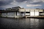 Erik Christian Sørensens vikingeskibshal er bygget i stilretningen brutalisme. Ordet refererer ikke til en brutalitet, men kommer af fransk béton brut, rå beton (i modsætning til inddækket beton). Martin Lehmann