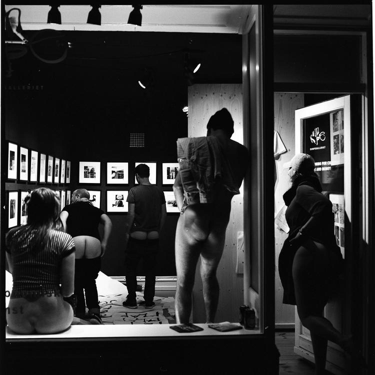 Hos Rumpegalleriet kan du i forbindelse med Golden Days få fotograferet din bagdel og støtte et godgørende formål.  