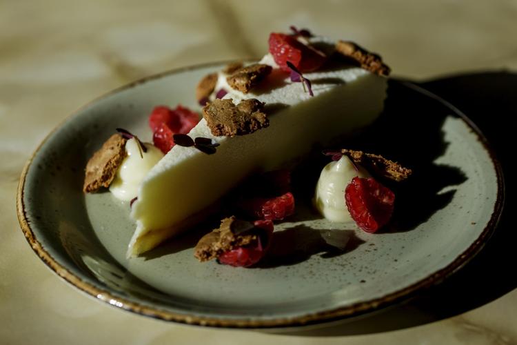 Dina Kafe &amp; Bars lime-banan-tærte smager for meget af kanel og kvalmende sødhed, mens hønsesalaten derimod mangler smag.  Mads Nissen
