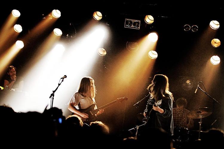 Oplev et den danske tradition for riot grrrls nyere skud på stammen, når trioen Baby in Vain i aften spiller ruskende rock på Hotel Cecil. 