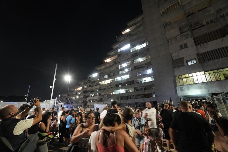 Folk er blevet evakueret fra deres lejligheder, efter dele af boligkomplekset Le Vele i Napoli er kollapset 22. juli 2024. Foto: Cesare Abbate/Ritzau Scanpix