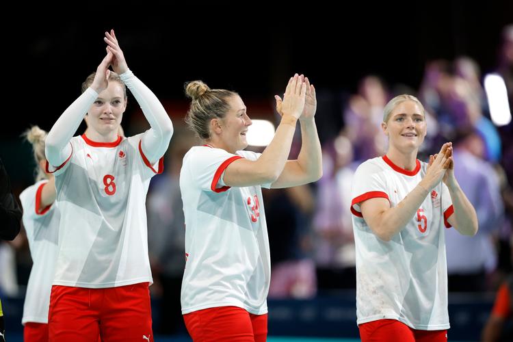 Anne Mette Hansen, Rikke Iversen og Sarah Iversen kunne konstatere, at det danske hold uden de store problemer vandt åbningskampen mod Slovenien.   Foto: Jens Dresling
