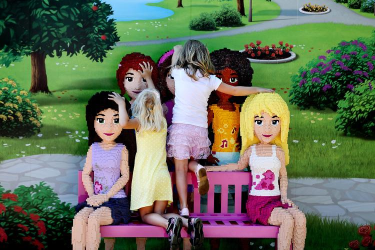 En forarget far skrev i denne uge et indigneret debatindlæg i Politiken, efter at han havde oplevet, hvordan man i Legoland kan betale sig til at komme foran i køen.  Foto: Finn Frandsen