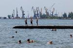 En sommerdag i juli i havnebyen Mariupol ved Det Azovske Hav slapper folk af ved stranden trods krigen i det russisk kontrolerede område. Foto: Alexander Ermochenko/Ritzau Scanpix