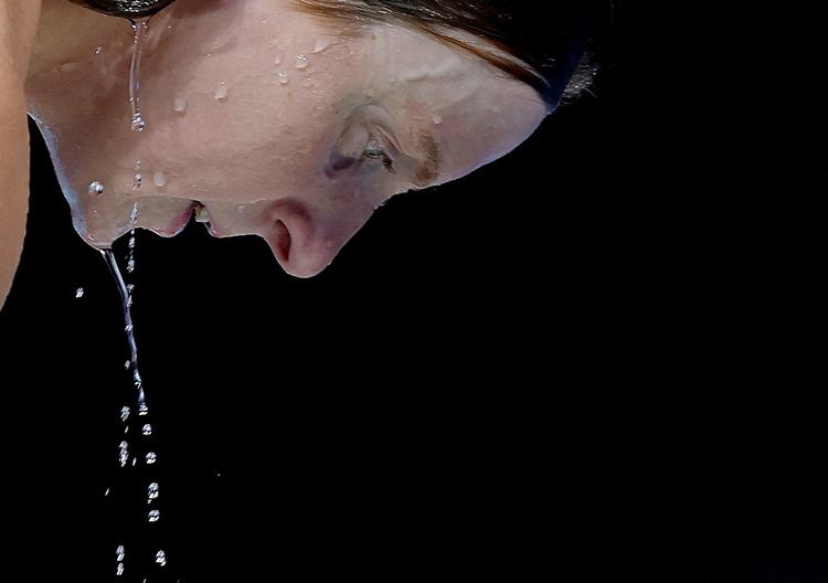 En koncentreret Katie Ledecky træner i La Défense Arena i Paris forud for OL, hvor hun har mulighed for at blive den kvindelige svømmer med flest OL-medaljer nogensinde. Foto: Clodagh Kilcoyne/Ritzau Scanpix