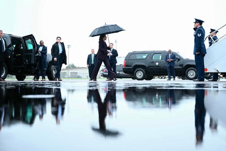 Politiken satte syv sider af til USA-dækningen, efter at Joe Biden i søndags valgte at trække sit kandidatur og i stedet pege på vicepræsident Kamala Harris. Her er hun fotograferet, da hun i går lettede med 'Air Force Two' fra Ellington Airport i Houston. Foto: Brendan Smialowski/Ritzau Scanpix