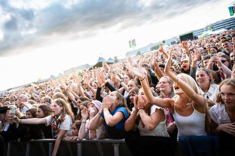 Tobias Rahim var et af hovednavnene på Grøn Koncert i år. Her et ellevildt publikum ved koncerten i Øresundsparken i Tårnby 18. juli. Foto: Emil Nicolai Helms/Ritzau Scanpix