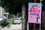 Der hænger stadig valgplakater i Bamban for borgmester Alice Guo, fra da hun forrige år blev valgt. Men borgmesteren selv er gået under jorden, mistænkt for at være kinesisk spion og involveret i menneskehandel. Foto: Jam Sta Rosa/Ritzau Scanpix