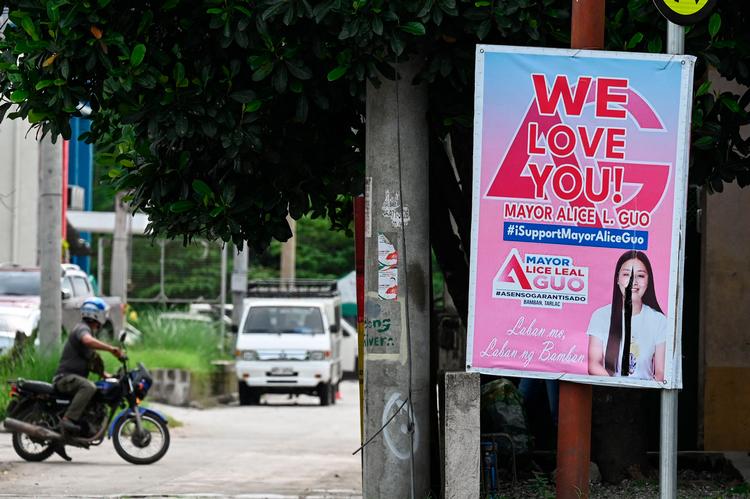 Der hænger stadig valgplakater i Bamban for borgmester Alice Guo, fra da hun forrige år blev valgt. Men borgmesteren selv er gået under jorden, mistænkt for at være kinesisk spion og involveret i menneskehandel. Foto: Jam Sta Rosa/Ritzau Scanpix