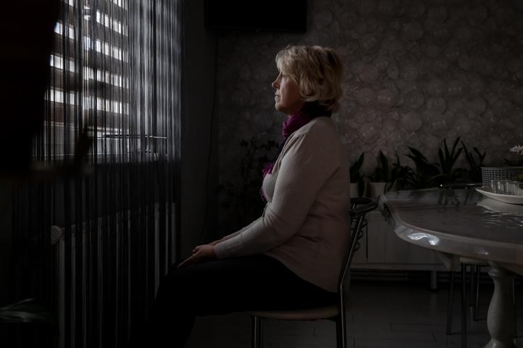 Den 61-årige pensionist Halyna kunne ikke sove det første år efter at være blevet voldtaget, fortæller hun. Når hun lukkede øjnene, så hun for sig, hvordan russiske soldater kom til hendes hus. Men hun har ikke råd til at flytte. Foto: Nicole Tung/Ritzau Scanpix