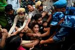 Med magt stoppede politiet Vinesh Phogat og mange andre indiske brydere, da de i en fredelig protest ville gøre premierminister Narendra Modi opmærksom på behovet for at efterforske præsidenten af Indiens brydeforbund efter talrige anklager om seksuelle krænkelser. Foto: Arun Thakur/Ritzau Scanpix