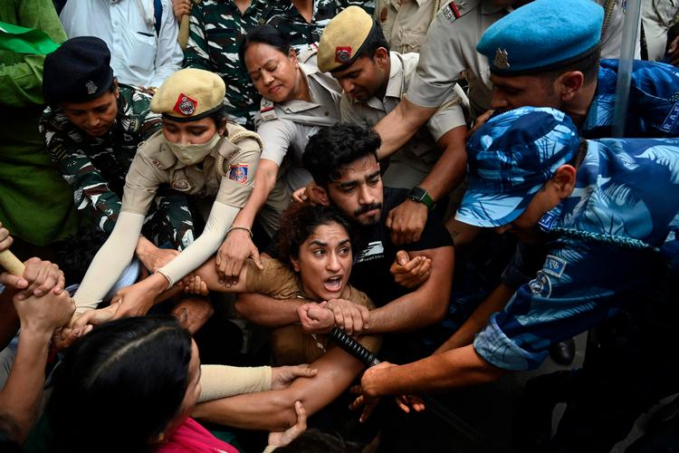 Med magt stoppede politiet Vinesh Phogat og mange andre indiske brydere, da de i en fredelig protest ville gøre premierminister Narendra Modi opmærksom på behovet for at efterforske præsidenten af Indiens brydeforbund efter talrige anklager om seksuelle krænkelser. Foto: Arun Thakur/Ritzau Scanpix