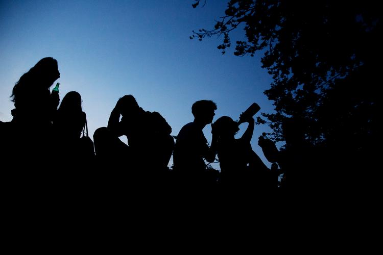 Unge mennesker drikker og fester under de årligt tilbagevendende 'puttefester' i Dyrehaven. Derefter begynder hverdagen i gymnasierne i København og omegn. Arkivfoto:  Martin Lehmann