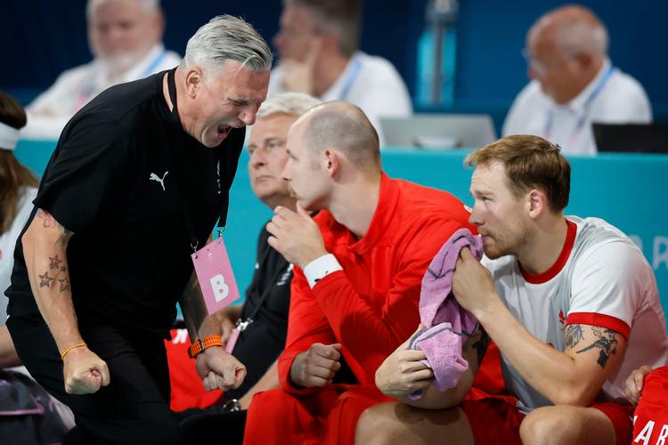 Landstræner Nikolaj Jacobsen eksploderede flere gange i løbet af anden halvleg i raseri. Han er ikke som sådan bekymret over indsatsen efter pausen, men den irriterer ham.   Foto: Jens Dresling