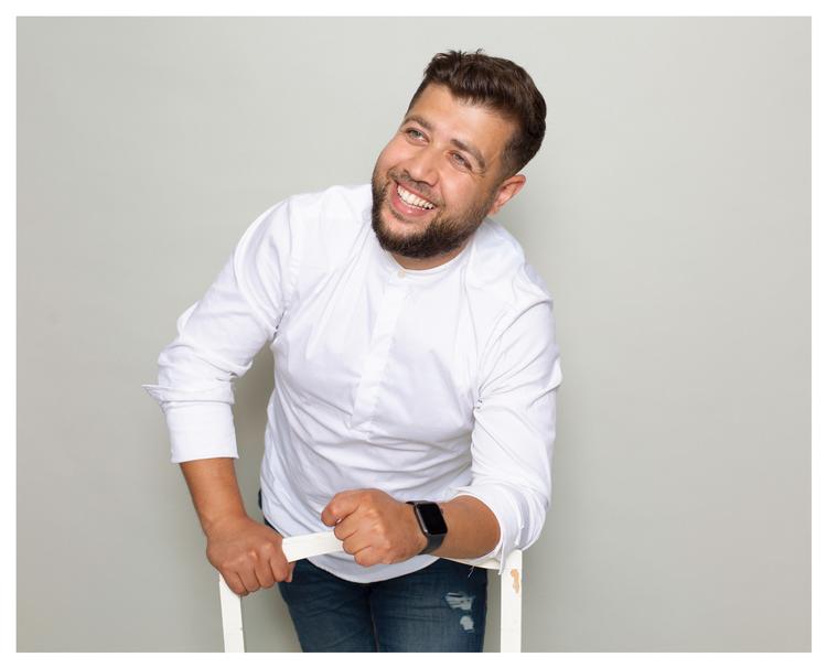 Skuespiller Wahid Sui og hans familie har fundet deres favorit-sushirestaurant, som passer godt til at have børn med. Og som føles lidt som at sidde midt inde i et akvarie. Foto: Lena Paaske