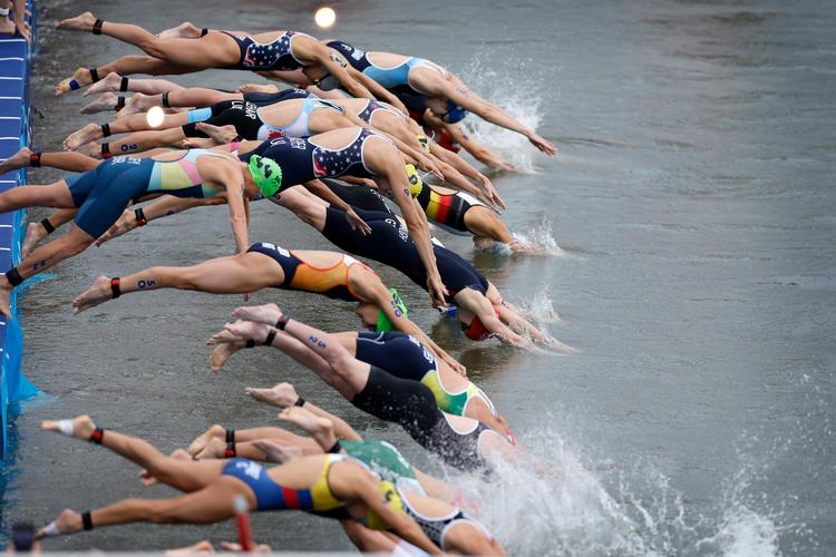  Debatten om vandkvaliteten i Seinen har raset et stykke tid, og arrangørerne har måtte aflyse flere træninger samt udsætte mændenes konkurrence. Men onsdag hoppede triatleterne i floden. Foto: Jens Dresling