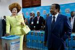 Camerouns præsident, Paul Biya, stemte ved det seneste valg i 2018 med sin hustru, Chantal Biya.  (AP Photo/Sunday Alamba) Foto: Sunday Alamba/Ritzau Scanpix